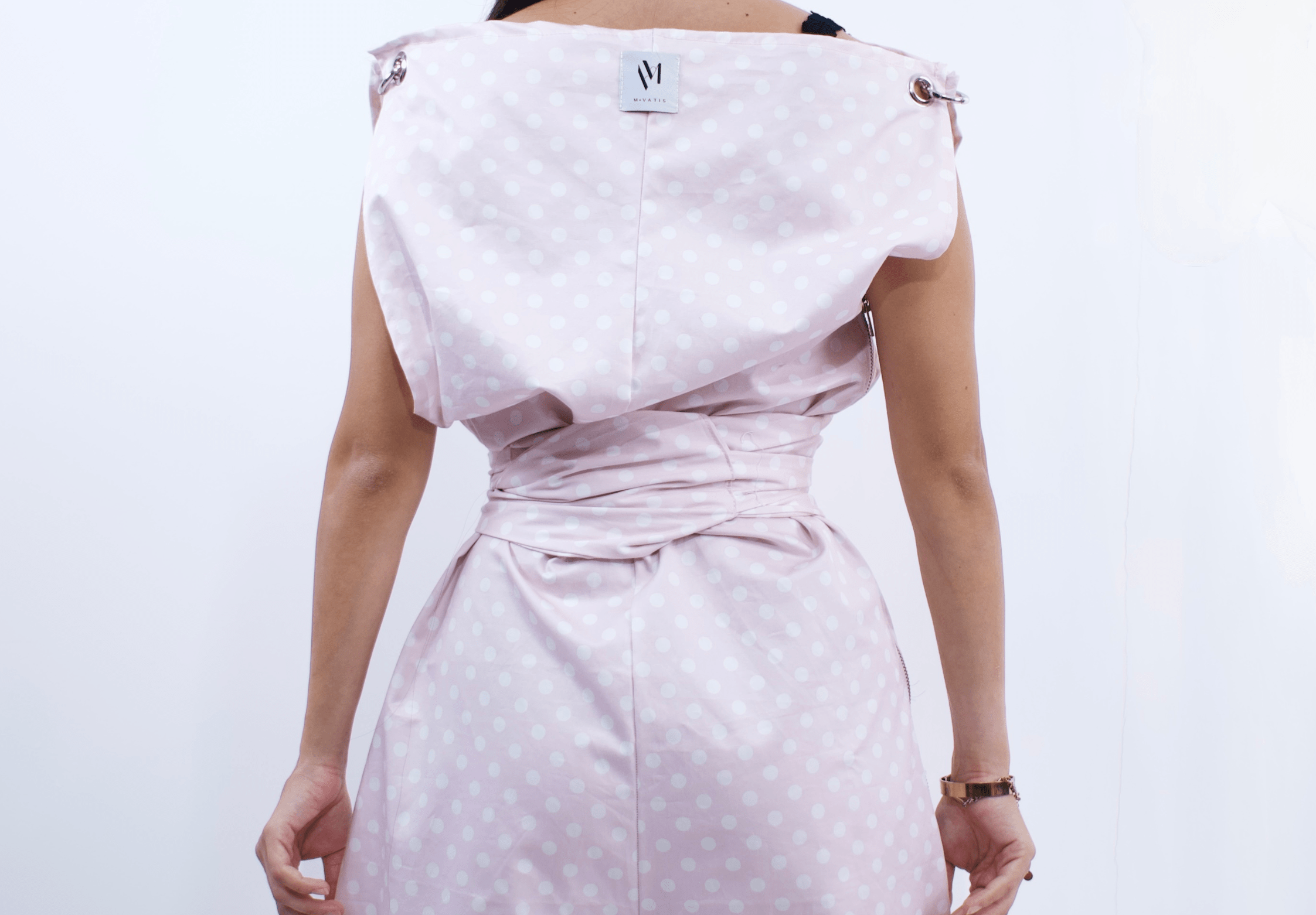 The Art of the "Switch": Why Convertible Fashion is the Future of Your Wardrobe