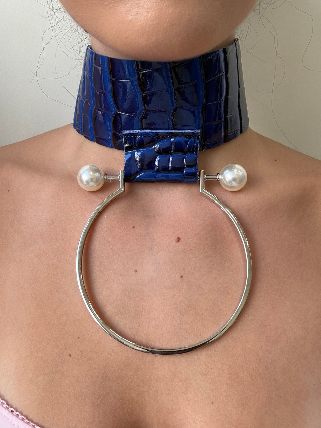 Blue Crocodile-Effect Choker with Pearl Hoop & Statement Detail